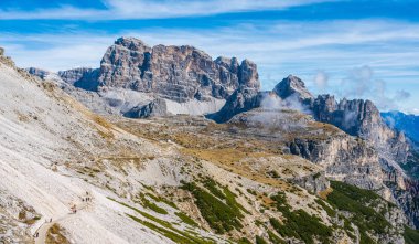 Paterno Dağı 'nın panoramik manzarası, Tre Cime di Lavaredo tepeleri yakınlarında. Veneto, İtalya.