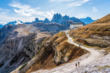 Veneto, İtalya 'daki Tre Cime di Lavaredo tepelerinin yakınındaki Auronzo dağı sığınağı..