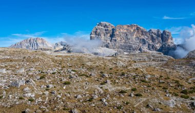 Paterno Dağı 'nın panoramik manzarası, Tre Cime di Lavaredo tepeleri yakınlarında. Veneto, İtalya.
