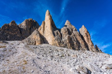 Ünlü Tre Cime di Lavaredo 'nun manzarası. Veneto, İtalya.