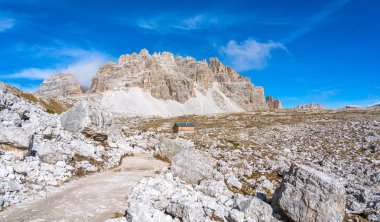Veneto, İtalya 'daki ünlü Tre Cime di Lavaredo tepelerine giden yol.