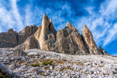 Ünlü Tre Cime di Lavaredo 'nun manzarası. Veneto, İtalya.