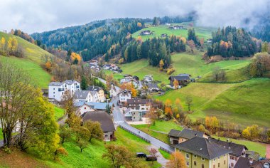 Val di Funes 'deki huzurlu San Pietro köyü. Trentino Alto Adige, İtalya.