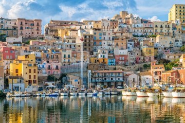 Limana bakan renkli Sciacca şehri. Agrigento eyaleti, Sicilya.