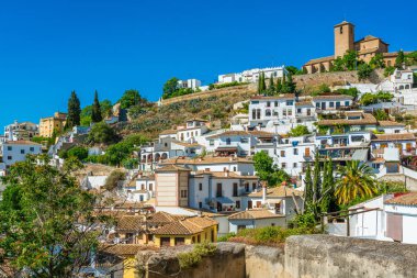 Güneşli bir yaz öğleden sonrasında Granada 'nın pitoresk Albaisin semti. Endülüs, İspanya.