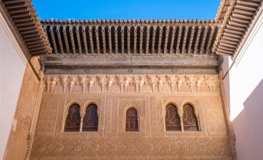 Granada 'daki Alhambra Sarayı' nda iyi dekore edilmiş bir cephe. Endülüs, İspanya. Haziran-03-2019
