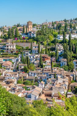Alhambra Sarayı'ndan görüldüğü gibi Granada pitoresk Albaicin ilçe. Endülüs, İspanya.