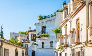 Güneşli bir yaz öğleden sonrasında Granada 'nın pitoresk Albaisin semti. Endülüs, İspanya.