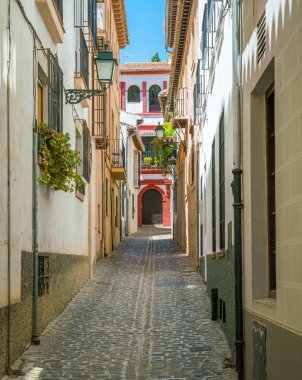 Güneşli bir yaz öğleden sonrasında Granada 'nın pitoresk Albaisin semti. Endülüs, İspanya.