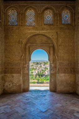 Alhambra Sarayı 'nın penceresi Albaisin bölgesine bakıyor. Granada, Endülüs, İspanya