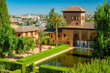 Granada 'daki Alhambra Sarayı ve Albaisin Bölgesi' nin manzarası. Endülüs, İspanya.