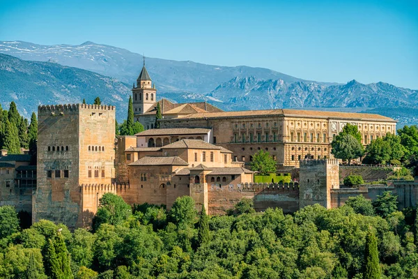 Mirador San Nicolas'tan görüldüğü gibi Granada'daki Alhambra Sarayı'nın panoramik görüntüsü. Endülüs, İspanya.