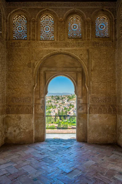 Okno Alhambrském Paláci Výhledem Okres Albaicin Granada Andalusie Španělsko — Stock fotografie