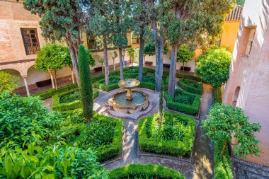 Granada 'daki Alhambra Sarayı' nda sessiz ve görkemli bir manastır. Endülüs, İspanya. Haziran-03-2019