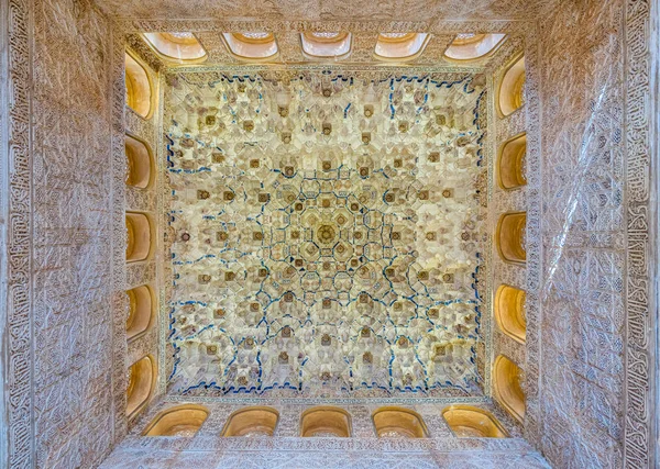 Granada Daki Alhambra Sarayı Nda Iyi Dekore Edilmiş Bir Kasa — Stok fotoğraf