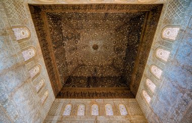 Granada 'daki Alhambra Sarayı' nda iyi dekore edilmiş bir kasa. Endülüs, İspanya. Haziran-03-2019