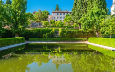 Granada 'daki Alhambra Sarayı' ndaki Idyllic bahçesi. Endülüs, İspanya.