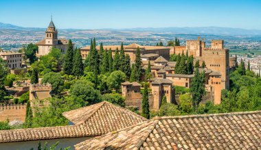 Granada 'daki Generalife' de görüldüğü gibi Alhambra Sarayı ile panoramik görüş. Endülüs, İspanya.