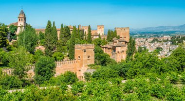 Granada 'daki Alhambra Sarayı ve Albaisin bölgesinde panoramik manzara. Endülüs, İspanya.