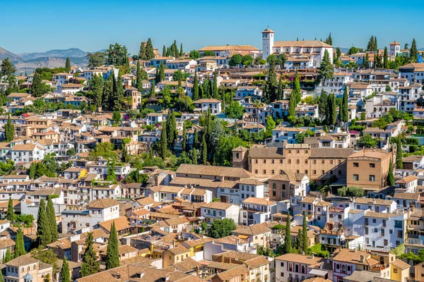 Alhambra Sarayı'ndan görüldüğü gibi Granada pitoresk Albaicin ilçe. Endülüs, İspanya.