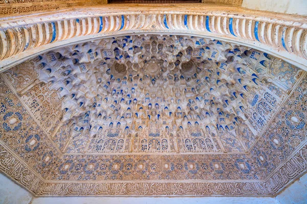 格拉纳达Alhambra宫装饰精美的拱顶 西班牙安达卢西亚 June 2019 — 图库照片