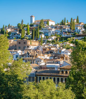 Alhambra Sarayı'ndan görüldüğü gibi Granada pitoresk Albaicin ilçe. Endülüs, İspanya.