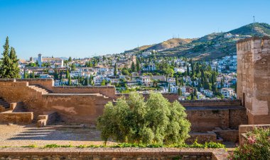 Alhambra Sarayı'ndan görüldüğü gibi Granada pitoresk Albaicin ilçe. Endülüs, İspanya.