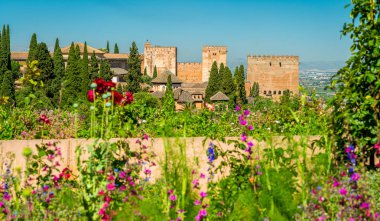 Granada, Endülüs, İspanya 'daki Generalife ve Alhambra Sarayı' nın çiçekli manzarası.
