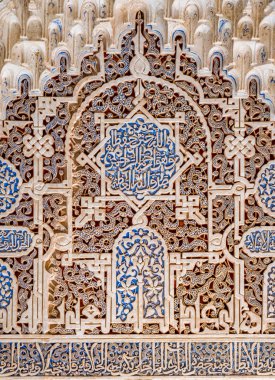 Granada 'daki Alhambra Sarayı' nda Arapça yazıtlarla süslenmiş. Endülüs, İspanya. Haziran-03-2019