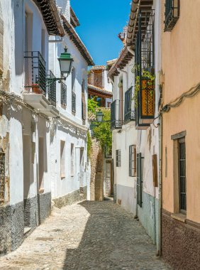 Güneşli bir yaz öğleden sonrasında Granada 'nın pitoresk Albaisin semti. Endülüs, İspanya.