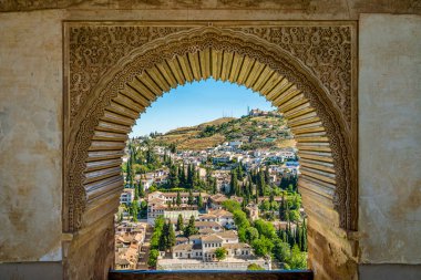 Alhambra Sarayı'ndan görüldüğü gibi Granada pitoresk Albaicin ilçe. Endülüs, İspanya.