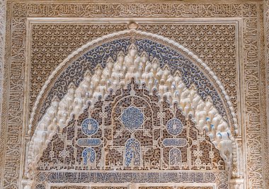 Granada 'daki Alhambra Sarayı' nda Arapça yazıtlarla süslenmiş. Endülüs, İspanya. Haziran-03-2019