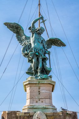 Roma 'daki Castel Sant' Angelo 'nun tepesindeki heykel, Peter Anton von Verschaffelt' ten 