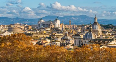 Roma sonbahar mevsiminde Saint Agnese Kilisesi, Campidoglio ve Altare della Patria anıtı ile birlikte Castel Sant 'Angelo' dan görüldüğü gibi ufuk çizgisi oluşturur..