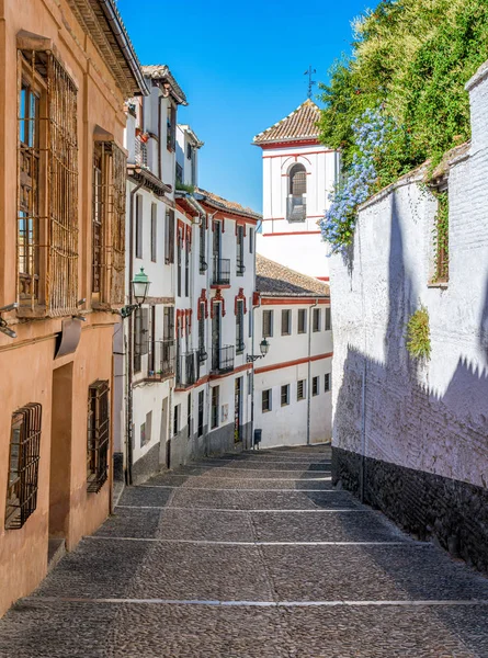 Güneşli Bir Yaz Öğleden Sonrasında Granada Nın Pitoresk Albaisin Semti — Stok fotoğraf