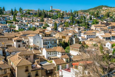 Güneşli bir yaz öğleden sonrasında Granada 'nın pitoresk Albaisin semti. Endülüs, İspanya.
