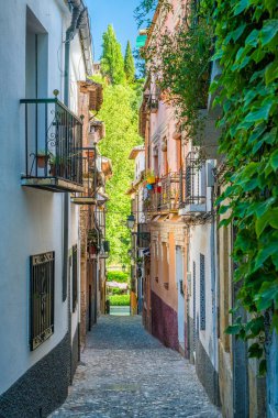 Güneşli bir yaz öğleden sonrasında Granada 'nın pitoresk Albaisin semti. Endülüs, İspanya.