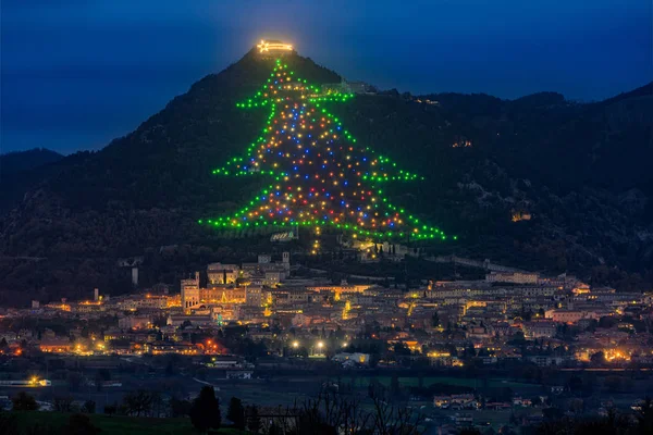 Ünlü Gubbio Noel Ağacı, dünyanın en büyük Noel Ağacı. Perugia ili, Umbria, İtalya.