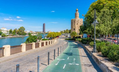 Meşhur Torre del Oro ve Guadalquivir nehri ile Seville 'de manzara. Endülüs, İspanya.
