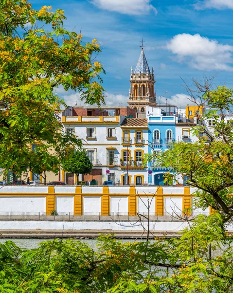 Kolorowy Widok Wzdłuż Rzeki Guadalquivir Sewilli Dzwonnicą Real Parroquia Senora — Zdjęcie stockowe