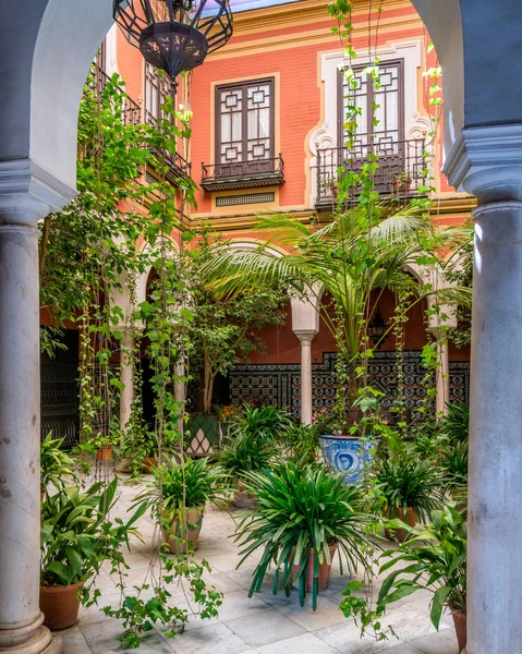 Claustro Mouro Colorido Elegante Sevilha Andaluzia Espanha Junho 2019 — Fotografia de Stock