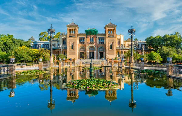 Museo Artes Tradiciones Populares Que Refleja Cercana Fuente Sevilla Andalucía — Foto de Stock