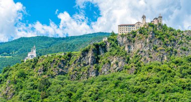 Bir yaz sabahı Chiusa yakınlarındaki Sabiona Manastırı, Bolzano ili, Trentino Alto Adige, İtalya.
