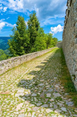 Chiusa yakınlarındaki Sabiona Manastırı'na pastoral yol, Bolzano Eyaleti, Trentino Alto Adige, İtalya.