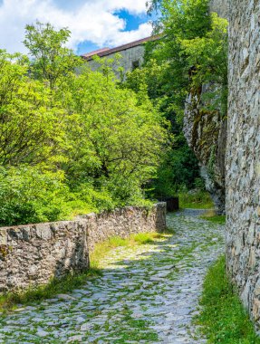 Chiusa yakınlarındaki Sabiona Manastırı'na pastoral yol, Bolzano Eyaleti, Trentino Alto Adige, İtalya.