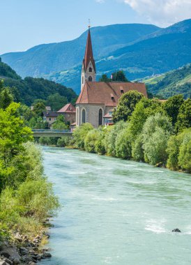 Bir yaz sabahı Chiusa 'da Idyllic view, Bolzano ili, Trentino Alto Adige, İtalya.