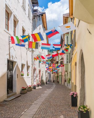 Yazın Chiusa 'da renkli bir yol, Bolzano' nun pitoresk bir kasabası. Trentino Alto Adige, İtalya.