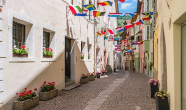 Yazın Chiusa 'da renkli bir yol, Bolzano' nun pitoresk bir kasabası. Trentino Alto Adige, İtalya.