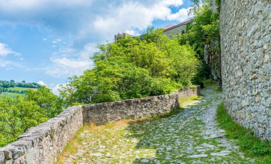 Chiusa yakınlarındaki Sabiona Manastırı'na pastoral yol, Bolzano Eyaleti, Trentino Alto Adige, İtalya.