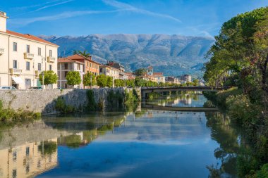 Güneşli bir sabahta Sora kasabası. Frosinone ili, Lazio, İtalya.